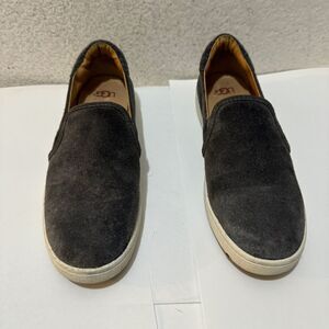 UGG cas slip on sneaker size 8 gray suede